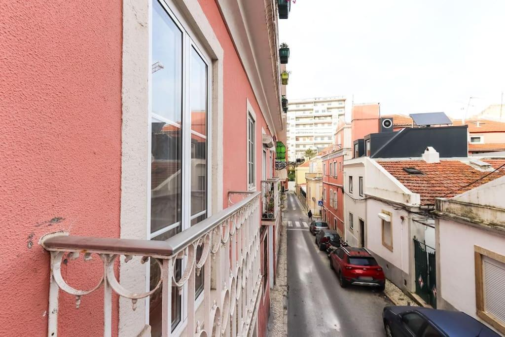 Vita Portucale ! Campo Ourique Design W/ Balcony Lisboa Dış mekan fotoğraf
